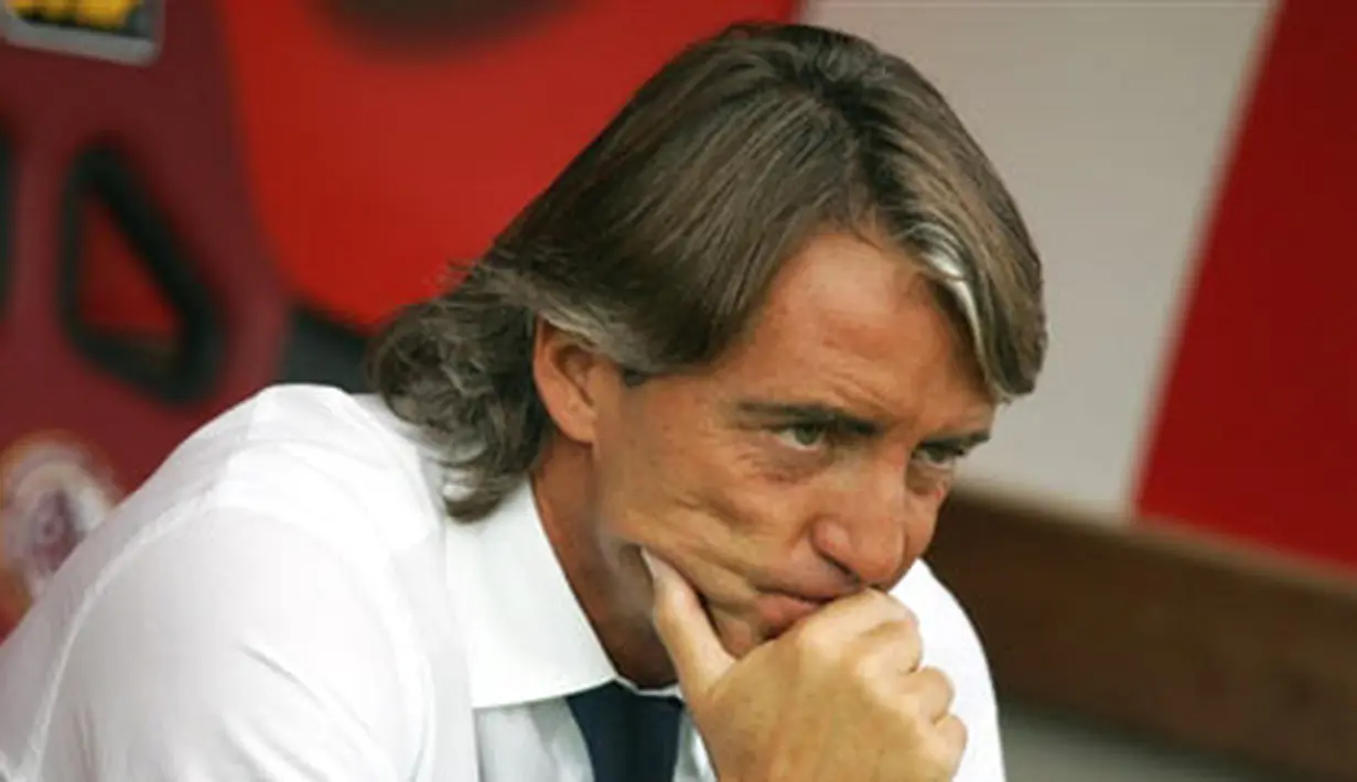 Pelatih Inter Milan, Roberto Mancini mengamati pertandingan ketika tim besutannya menghadapi Livorno di kancah Serie A, 23 September 2007 di Stadion Armando Picchi. AFP PHOTO/ANDREAS SOLARO