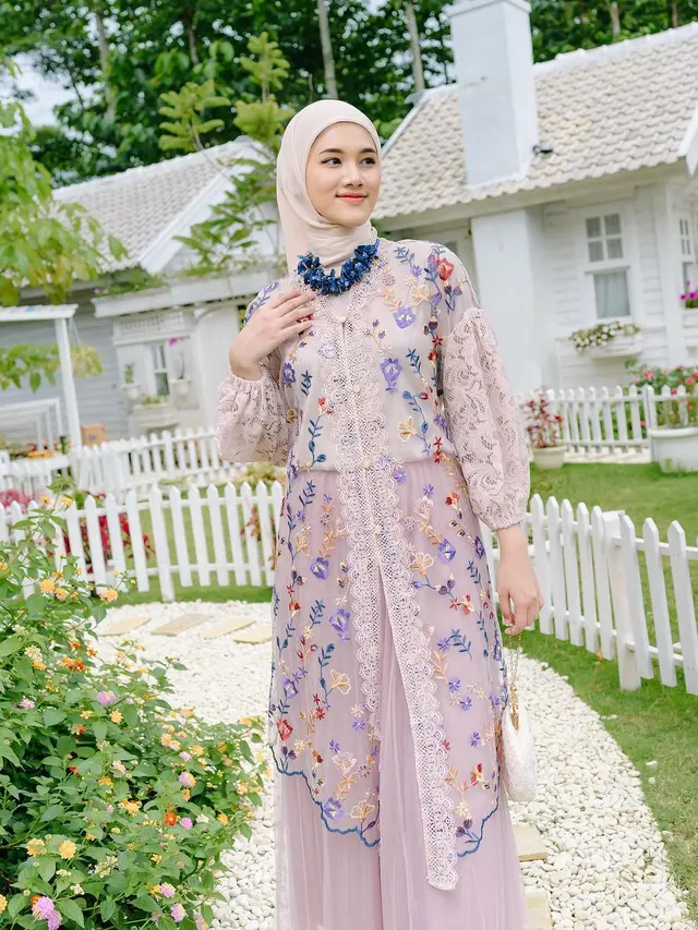 5 Rekomendasi Model Gamis Brokat Kombinasi Polos untuk Lebaran 2024, Cantik dan Anggun
