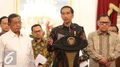 Presiden Jokowi mengumumkan paket kebijakan ekonomi tahap pertama di Istana Merdeka, Jakarta, Rabu (9/9/2015). Pemerintah fokus pada penguatan ekonomi makro, daya saing ekonomi nasional, dan pemberdayaan ekonomi rakyat. (Liputan6.com/Faizal Fanani)