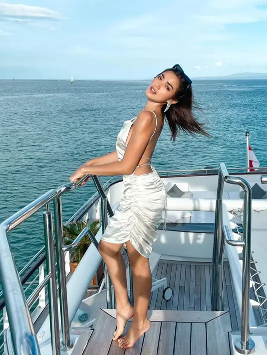 Mantan kekasih Richard Kyle ini juga kerap membagikan potret dirinya saat berada di pantai. Penampilan Jessica Iskandar dengan dress berwarna putih ini terlihat makin cantik dan anggun. (Liputan6.com/IG/@inijedar)