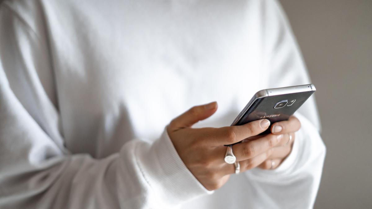 4 Tips Ampuh Lawan 'Phone Zombie' Setelah Anak Tidur untuk Para Ibu