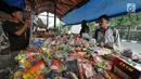 <p>Pedagang melayani pembeli petasan di pasar gembrong, Jakarta, Senin (11/6). Imbas meledakanya pabrik petasan di tanggerang beberapa waktu lalu, harga petasan dan kembang api naik saat menjelang Lebaran 2018. (Liputan6.com/Herman Zakharia)</p>