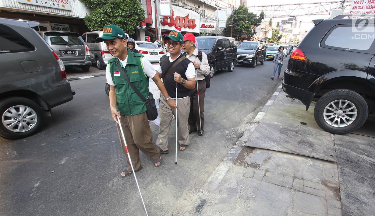 Penyandang disabilitas melintas di samping trotoar saat kampanye Bulan Patuh Pedestrian, Jakarta, Rabu (30/8). Kampanye dilakukan untuk memantau fasilitas akses pejalan kaki untuk disabilitas yang masih kurang layak. (Liputan6.com/Immanuel Antonius)