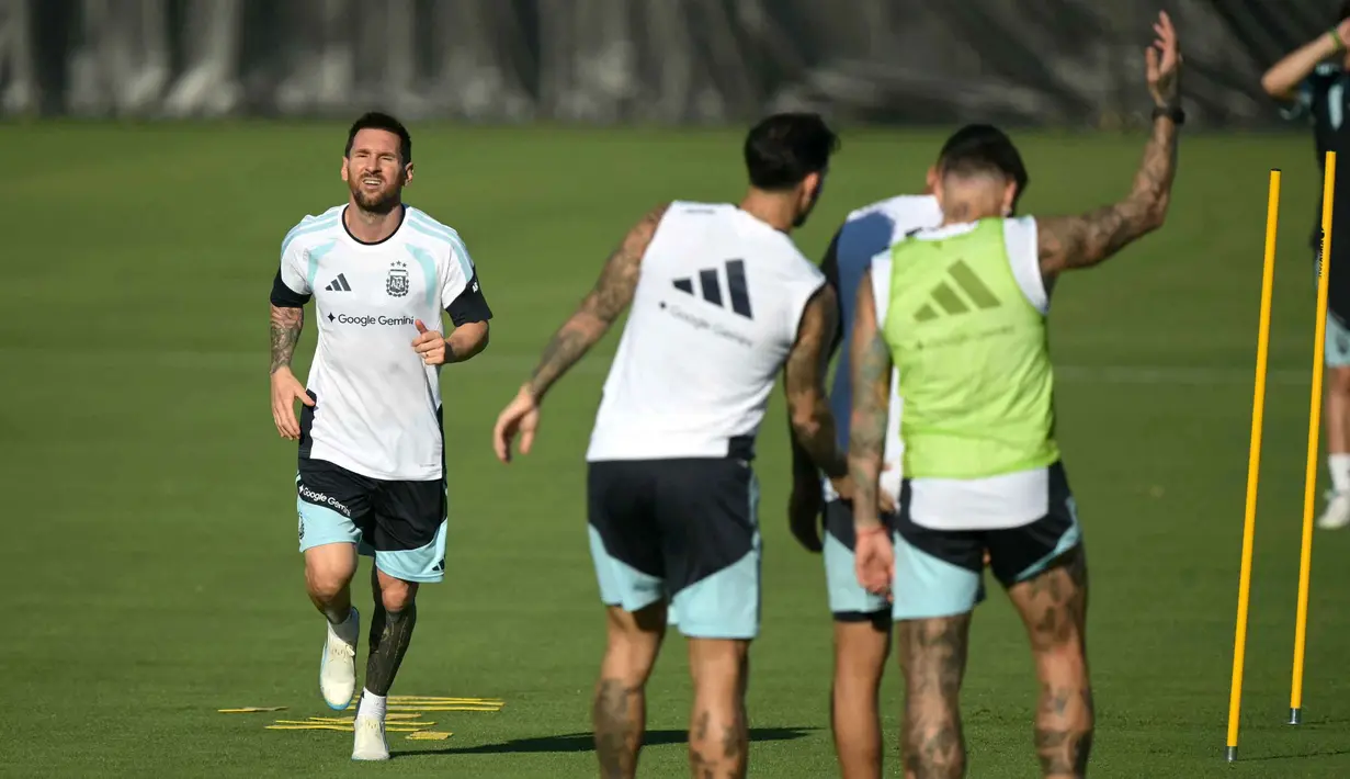 Pemain depan Argentina, Lionel Messi (kiri) memberi isyarat saat sesi latihan untuk turnamen sepak bola Piala Dunia 2026 di Pusat Pelatihan Sporting KC, Kansas City pada Kamis 11 Juni 2026. (JUAN MABROMATA/AFP)