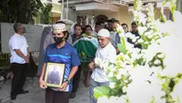 Para pelayat dan anggota keluarga mantan Sekjen PSSI, Nugraha Besoes mengantarkan jenazah ke masjid dengan ambulans untuk disholatkan kemudian lanjut ke pemakaman Menteng Pulo, Jakarta Selatan, Senin (06/02/2023). Nugraha Besoes meninggal dunia pada Senin (06/02/2023) pukul 00.19 WIB di RS PON. (Bola.com/Bagaskara Lazuardi)