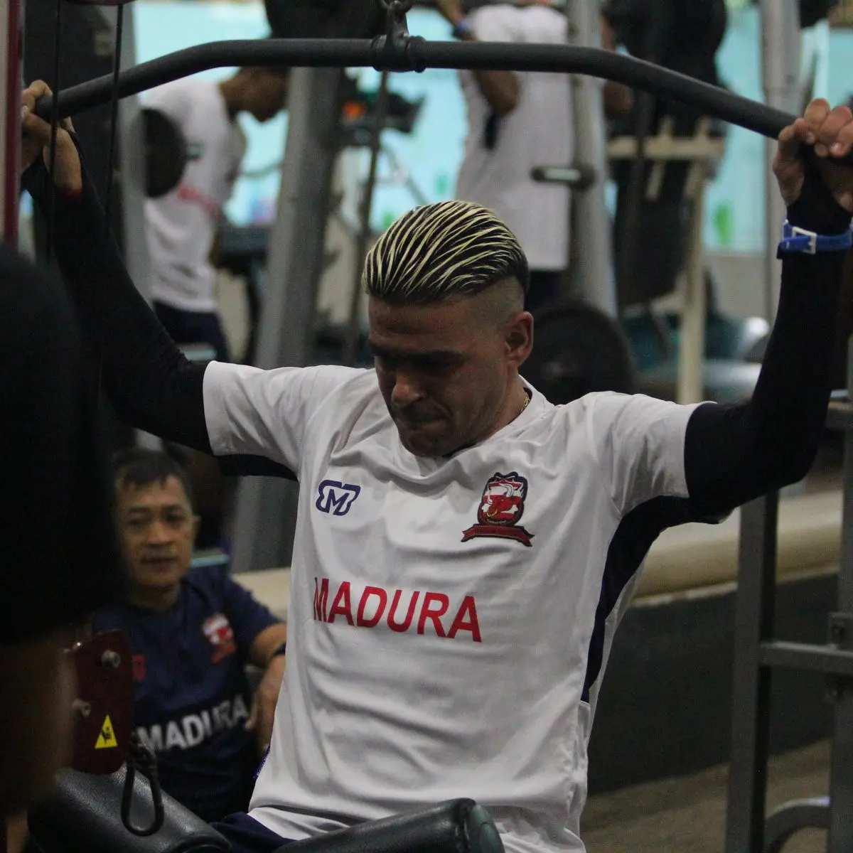 Penyerang asing Madura United, Cristian Gonzales tengah berlatih di gym. (twitter.com/maduraunitedfc)