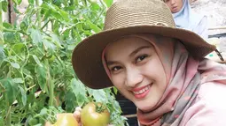 Dengan mengenakan hijab, dan topi melingkar di kepalanya. Melody nampak luwes saat mengolah kebun dan memanen hasil tanaman yang sebelumnya ia pernah ikut menanam di sebuah kebun yang berada di wilayah Cianjur. (Liputan6.com/IG/@melodylaksani92)