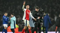Pemain Arsenal, Kai Havertz memberikan gestur angka dua saat merayakan kemenangan timnya atas Ipswich Town pada laga lanjutan Liga Inggris 2024/2025 di Emirates Stadium, London, Inggris, Sabtu (28/12/2024) WIB. (AFP/Glyn Kirk)