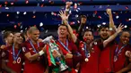 Portugal keluar sebagai juara Piala Eropa 2016 usai mengalahkan Prancis 1-0 di di Stade de France, Senin (11/7). Gol semata wayang Eder di babak perpanjangan waktu menjadi penentu kemenangan Portugal. (REUTERS)