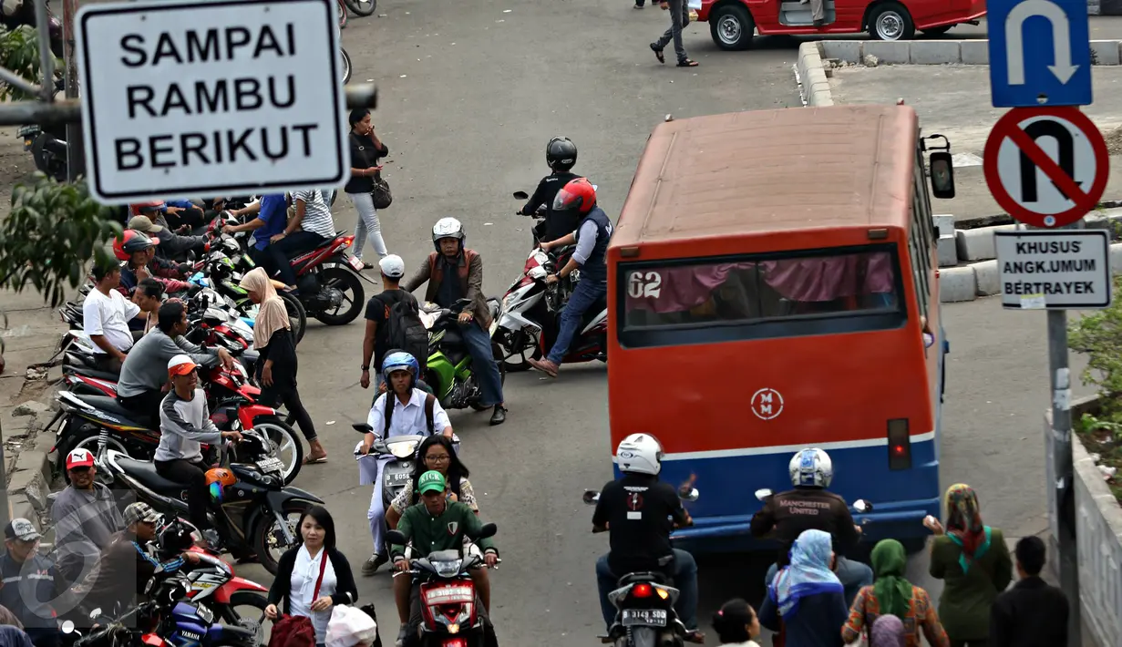 Pengendara sepeda motor melawan arah di kawasan Pasar Minggu, Jakarta Selatan, (9/11/2015). Selain membahayakan keselamatan, perilaku buruk pengendara tersebut juga menjadi salah satu penyebab kemacetan. (Liputan6.com/Immanuel Antonius)