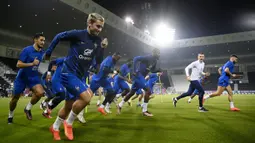 Raphael Varane dan Ibrahima Konate menjadi yang terbaru di antara lima pemain Prancis yang absen tersebut. Mereka dikabarkan terkena virus pernapasan Timur Tengah (MERS) yang disebabkan oleh paparan unta atau sering disebut flu unta. (AFP/Franck Fife)