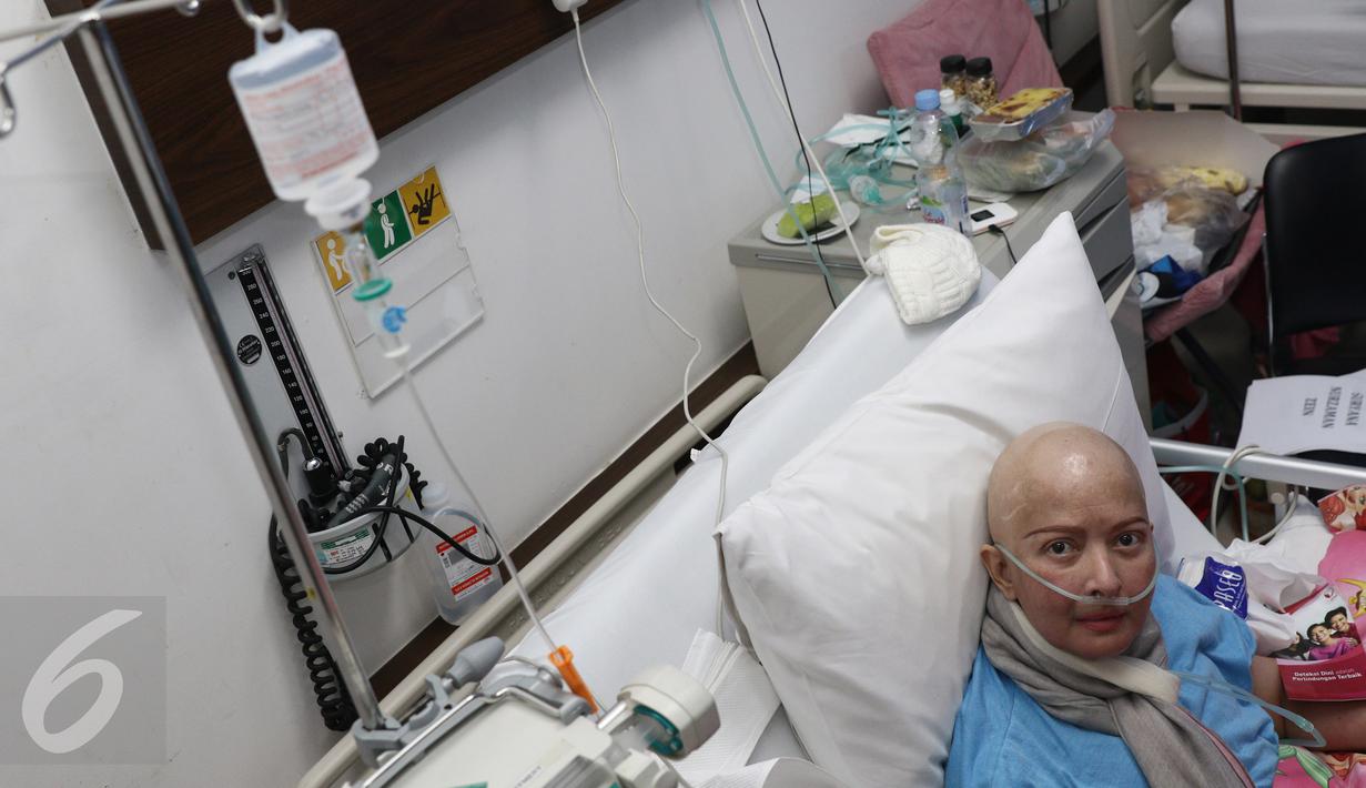 Yana Zein mengaku telah menjalani radiasi ke-3 dan kini, Yana  tengah menjalani terapi sebelum memasuki radiasi lanjutan yang rencananya bakal dilakukan dalam waktu dekat ini, Jakarta, Selasa (3/1). (Liputan6.com/Herman Zakharia)