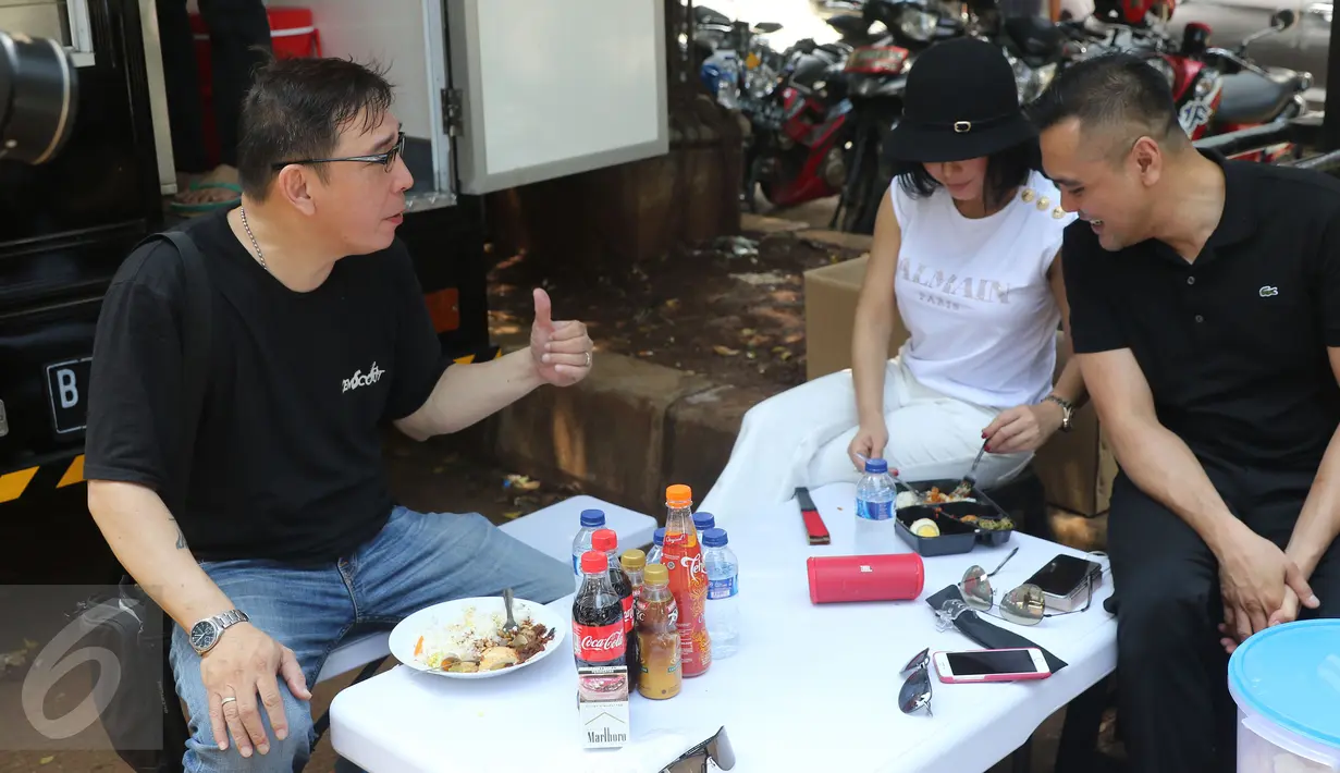 Penyanyi Yuni Shara dan kekasihnya, Chico Hakim menikmati makan siang mereka disela peresmian usaha makanan di kawasan Kemang, Jakarta, Senin (18/4). Yuni dan mantan suami Wanda Hamidah itu membuka warteg unik dalam mobil. (Liputan6.com/Herman Zakharia)