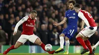 Pemain Chelsea, Cesc Fabregas (tengah) mencoba melewati adangan dua pemain Arsenal pada laga leg pertama semifinal Piala Liga Inggris di Stamford Bridge, London, (10/01/2018). Chelsea bermain imbang 0-0 lawan Arsenal. (AFP/Adrian Dennis)