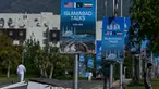 Para pekerja berjalan melewati papan reklame di dekat Hotel Serena, menjelang putaran kedua negosiasi antara Amerika Serikat dan Iran, di Islamabad, Pakistan, Senin 20 April 2026. Hari ini, Senin 20 April 2026, Iran secara resmi menyatakan menolak mengirimkan delegasi untuk melanjutkan perundingan damai tahap dua dengan Amerika Serikat (AS) di Islamabad, Pakistan. (AP Photo/Anjum Naveed)
