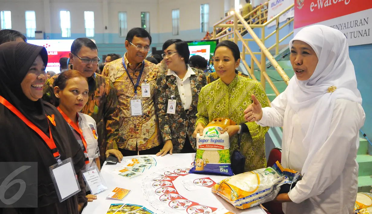 Mensos Khofifah Indar Parawansa, Mentri BUMN Rini Sumarno dan Dirut BNI Ahmad Baiquni saat melihat langsung proses penggunaan kartu keluarga sejahtera di Cibubur, Jakarta, Kamis (23/2). (Liputan6.com/Angga Yunair)