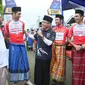 Peserta memakai sarung dan kopiah sebelum memulai etape empat International Tour de Banyuwangi Ijen (ITdBI) 2017, Sabtu (30/9/2017). (Liputan6.com/Dian Kurniawan)