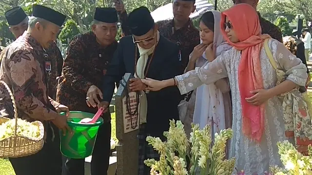 Ziarah ke Makam Ainun, Habibie Pakai Sarung dan Jas Hitam