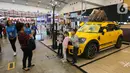 Anak-anak berfoto di depan mobil Mini Cooper pada gelaran ICEFEST 2019 di BSD Tangerang, Kamis (19/12/2019). ICEFEST 2019 dengan tiket masuk yang dibandrol Rp 50.000.- memberikan suguhan edukasi yang dikemas dengan hiburan kepada anak-anak. (Liputan6.com/Fery Pradolo)