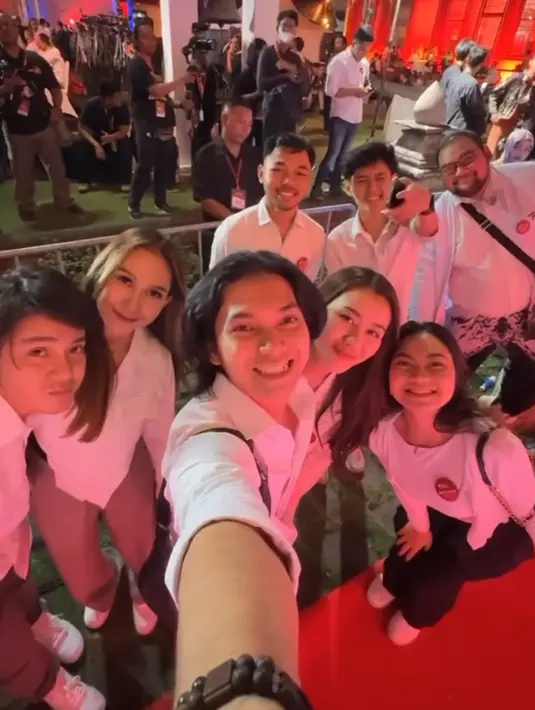 Rambut panjang Aaliyah pun dibiarkan terurai. Ia pun berfoto bersama rekan-rekan lainnya. [@ratuaulia22_]