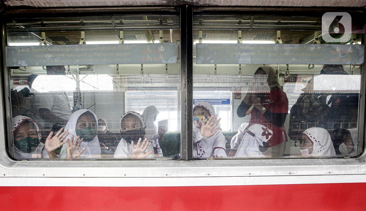 Sejumlah siswa sekolah dasar (SD) naik kereta saat mengikuti perayaan Hari Anak Nasional yang digelar KAI Commuter di Stasiun Jakarta Kota, Jakarta, Jumat (22/7/2022). Kegiatan tersebut sekaligus bertujuan untuk mengenalkan moda transportasi kereta kepada siswa sejak dini. (Liputan6.com/Faizal Fanani)
