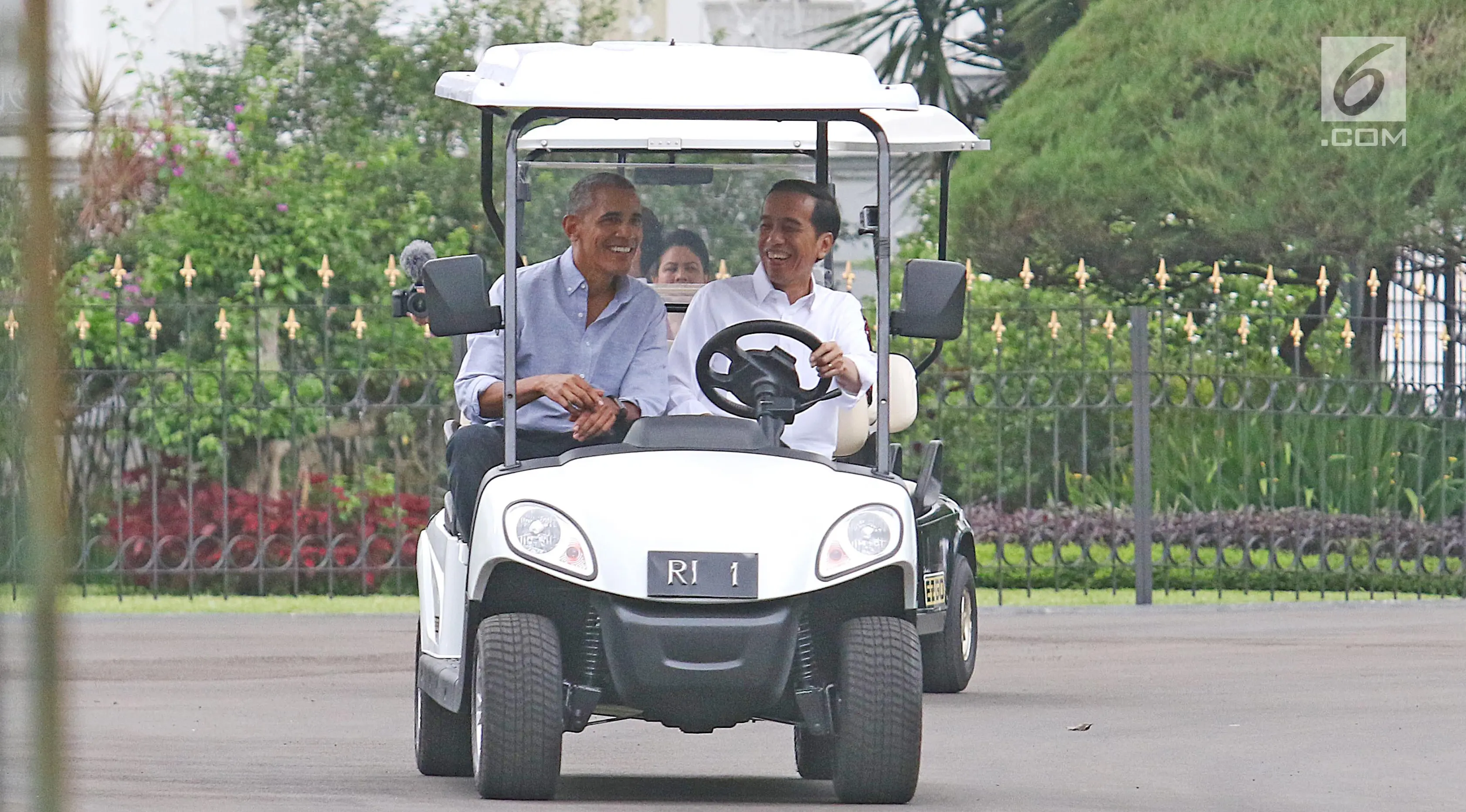 Presiden Joko Widodo (Jokowi) dan Presiden AS ke-44, Barack Obama menaiki mobil golf di Istana Bogor, Jawa Barat, Jumat (30/6). Jokowi mengendarai golf car untuk mengajak Obama berkeliling Istana dan Kebun Raya Bogor.  (Liputan6.com/Angga Yuniar)