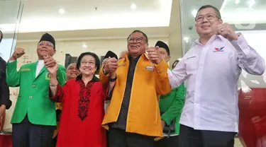 Ketua Umum PDIP Megawati Soekarnoputri (kedua kiri) bersama Plt Ketua Umum PPP Mardiono (kiri), Ketua Umum Perindo Hary Tanoesoedibjo dan Ketua Umum Hanura Oesman Sapta Odang bergandeng tangan usai menggelar pertemuan di kantor DPP PDIP, Jakarta, Senin (4/9/2023). (Liputan6.com/Angga Yuniar)