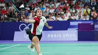 Pebulutangkis Indonesia, Gregoria Mariska Tunjung berusaha mengembalikan bola saat menghadapi wakil Republik Ceska, Tereza Svabikova pada laga terakhir Grup G nomor tunggal putri cabor bulutangkis Olimpiade Paris 2024 di Porte de la Chapelle Arena, Paris, Rabu (31/7/2024). Gregoria Mariska Tunjung menang straight-game 21-12, 21-18. (Dok. NOC Indonesia/Naif Muhammad Al'as)