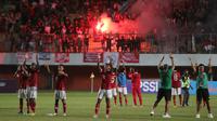 Skuad Timnas Indonesia U-16 berterima kasih kepada suporter yang mendukung langsung di Stadion Maguwoharjo dalam laga ketiga Grup A Piala AFF U-16 2022, Sabtu (6/8/2022) malam WIB. (Bola.com/Hery Kurniawan)