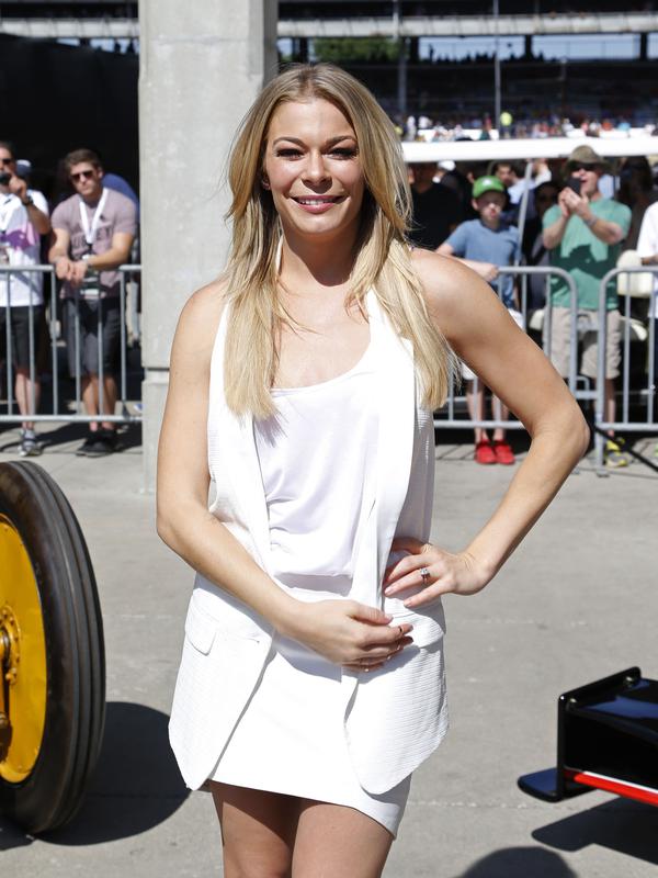 LeAnn Rimes menikah dengan penari bernama Dean Sheremet pada tahun 2002 ketika dia masih berusia 19 tahun. 7 tahun kemudian Rimes tertangkap selingkuh dengan aktor Eddie Cibrian yang membuatnya bercerai dengan Sheremet. (Bintang/EPA)
