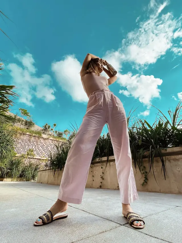 Inspirasi Outfit dengan Sandal ala Luna Maya (Foto: ChatGPT)