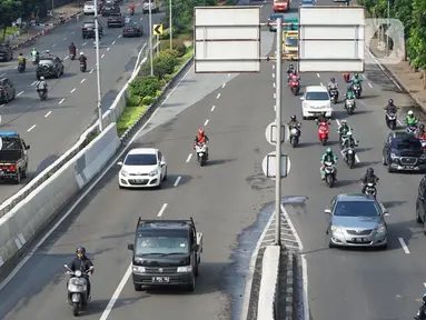 Pengendara sepeda motor melintasi Jalan Layang Non-Tol (JLNT) Kampung Melayu-Tanah Abang di Jakarta, Selasa (9/6/2020). Kurangnya penindakan pelanggar lalu lintas menyebabkan sebagian pemotor nekat menerobos JLNT, meskipun perilaku tersebut membahayakan keselamatan. (Liputan6.com/Immanuel Antonius)