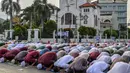 Penetapan tersebut berdasarkan hasil sidang Isbat yang digelar oleh Kementerian Agama (Kemenag) dengan menggunakan metode hisab dan rukyat. (BAY ISMOYO/AFP)