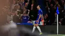 Bek Chelsea, Davide Zappacosta melakukan selebrasi usai mencetak gol ke gawang Qarabag pada Grup C Liga Champions di Stamford Bridge, London, Inggris (12/9). Chelsea menang telak atas Qarabag 6-0. (AFP Photo/Adrian Dennis)