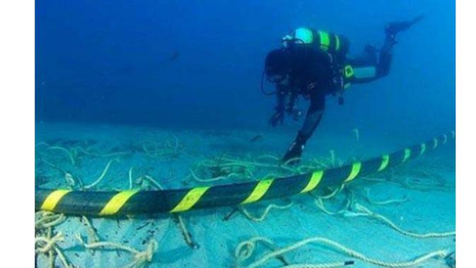 Cek Fakta  menelusuri klaim foto perbaikan kabel internet bawah laut IndiHome