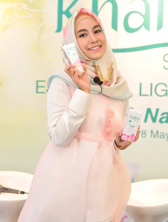 "Ini juga kayak ibarat janji aku sama mama dan almarhum papa. Sebelum (papa) meninggal aku sempat janji, 'Annisa mau aktif di entertain tapi tetep selesain kuliah. Aku janji sama papa dan ini lah janji aku gitu," ujarnya. (Adrian Putra/Bintang.com)