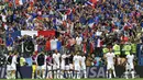Para pemain Prancis bersama suporter merayakan kemenangan atas Uruguay pada laga perempat final Piala Dunia di Stadion Nizhny Novgorod, Nizhny Novgorod, Jumat (6/7/2018). Prancis menang 2-0 atas Uruguay. (AP/Martin Meissner)