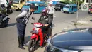 Petugas Dishub melakukan sosialisasi penggunaan masker kepada pengendara sepeda motor di kawasan Depok, Jawa Barat, Senin (20/7/2020). Warga yang tidak mengenakan masker nantinya akan dikenai denda Rp 50 ribu atau sanksi sosial sesuai Perwali Nomor 45 tahun 2020. (Liputan6.com/Immanuel Antonius)