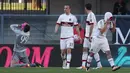 Reaksi para pemain AC Milan saat  gawangnya dibobol pemain Verona pada lanjutan Liga Italia Seire A pekan ke-35 di Stadio Marc'Antonio Bentegodi, Senin (25/4/2016) malam WIB. (EPA/Filipo Venezia)