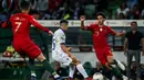 Gelandang Portugal, Joao Felix, berusaha melewati gelandang Luksemburg, Olivier Thill, pada laga Kualifikasi Piala Eropa 2020 di Stadion Jose Alvalade, Lisbon, Sabtu (11/10). Portugal menang 3-0 atas Luksemburg. (AFP/Carlos Costa)