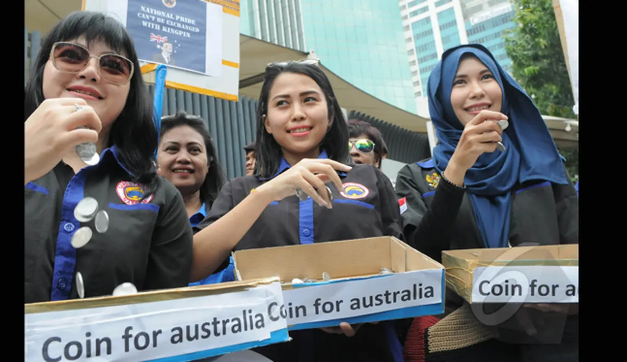 Anggota Garda Pemuda Nasdem saat menunjukan ribuan koin untuk PM Tony Abbot di depan kantor Kedutaan Besar Australia, Jakarta, Jumat (27/2/2015). Dalam aksinya mereka menyerahkan koin tersebut ke Kedubes Australia. (Liputan6.com/Herman Zakharia)