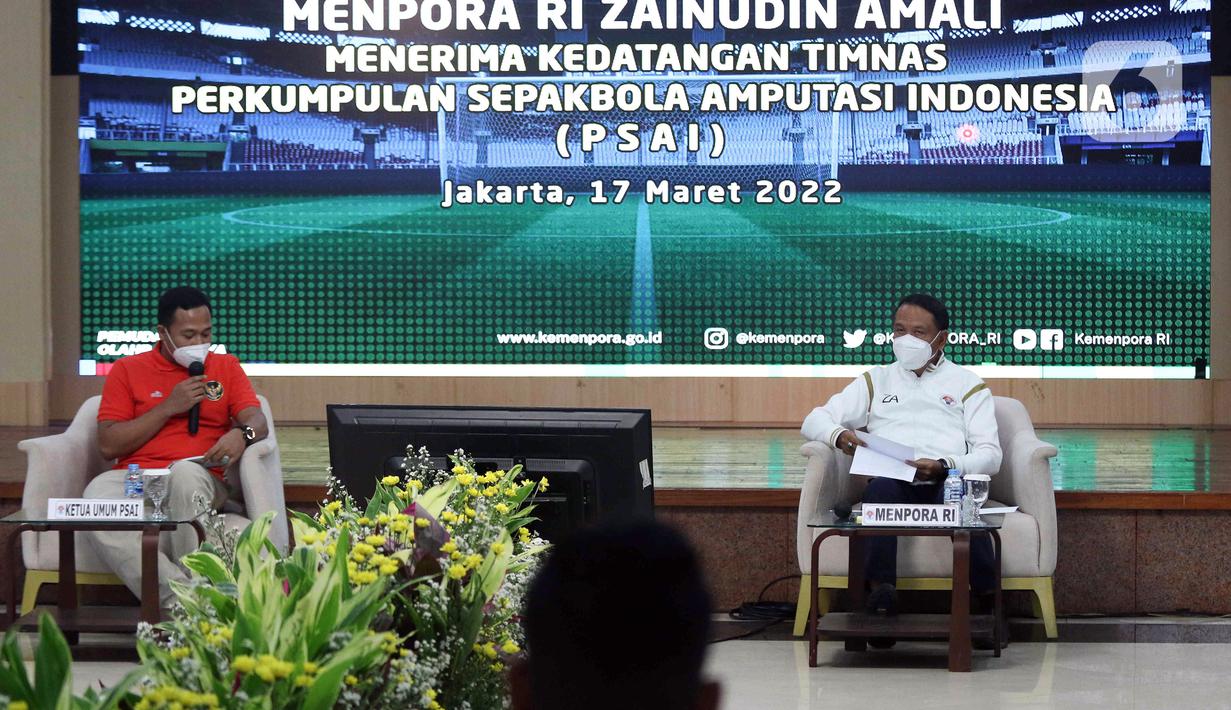 Menpora Zainudin Amali (kanan) menghadiri pertemuan dengan pemain Timnas Sepak Bola Amputasi Indonesia di Gedung Kemenpora, Jakarta, Kamis (17/3/2022). Timnas Sepak Bola Amputasi Indonesia baru saja memastikan diri lolos ke Piala Dunia Amputasi 2022 di Turki. (Liputan6.com/Herman Zakharia)