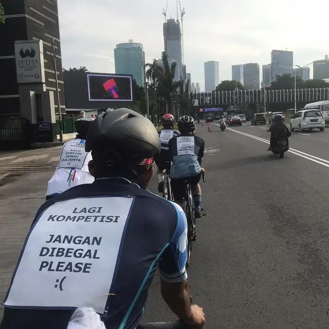 6 Potret Pesan Lucu Pesepeda Agar Tak Jadi Sasaran Begal