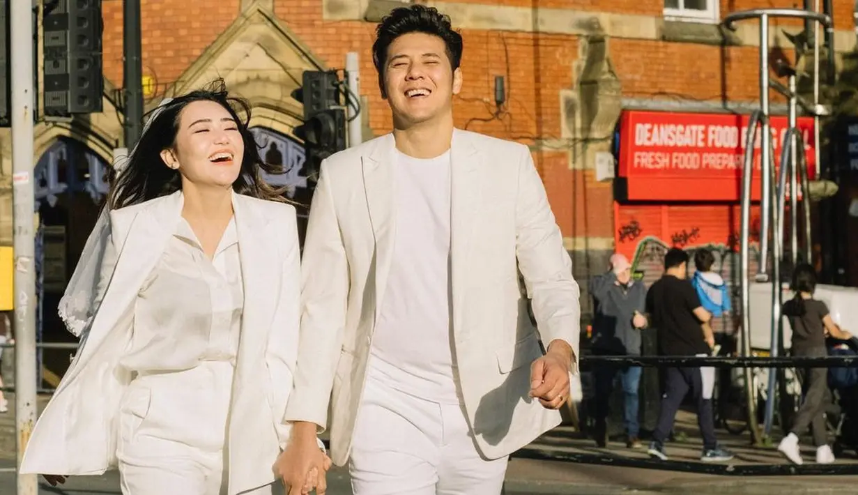 <p>United. Diketahui, Manchester United adalah klub bola kesayangan Via Vallen. Via Vallen dan Chevra Yolandi berjalan bergandengan tangan sambil tertawa di jalanan kota Manchester. Kali ini kompak memakai setelan jas dan kemeja serba warna putih. &ldquo;Akhirnya kesampean juga ke sini bareng istri,&rdquo; ungkap Chevra Yolandi. (Instagram/chevra_yo88) )</p>