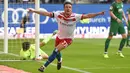 Nicolai Mueller melakukan selebrasi usai mencetak gol ke gawang Augsburg di Hamburg, Jerman (20/8). Hasil pemeriksaan menyatakan bahwa Mueller dan diprediksi absen sampai tujuh bulan ke depan.mengalami cedera ACL. (Daniel Bockwoldt /dpa via AP)