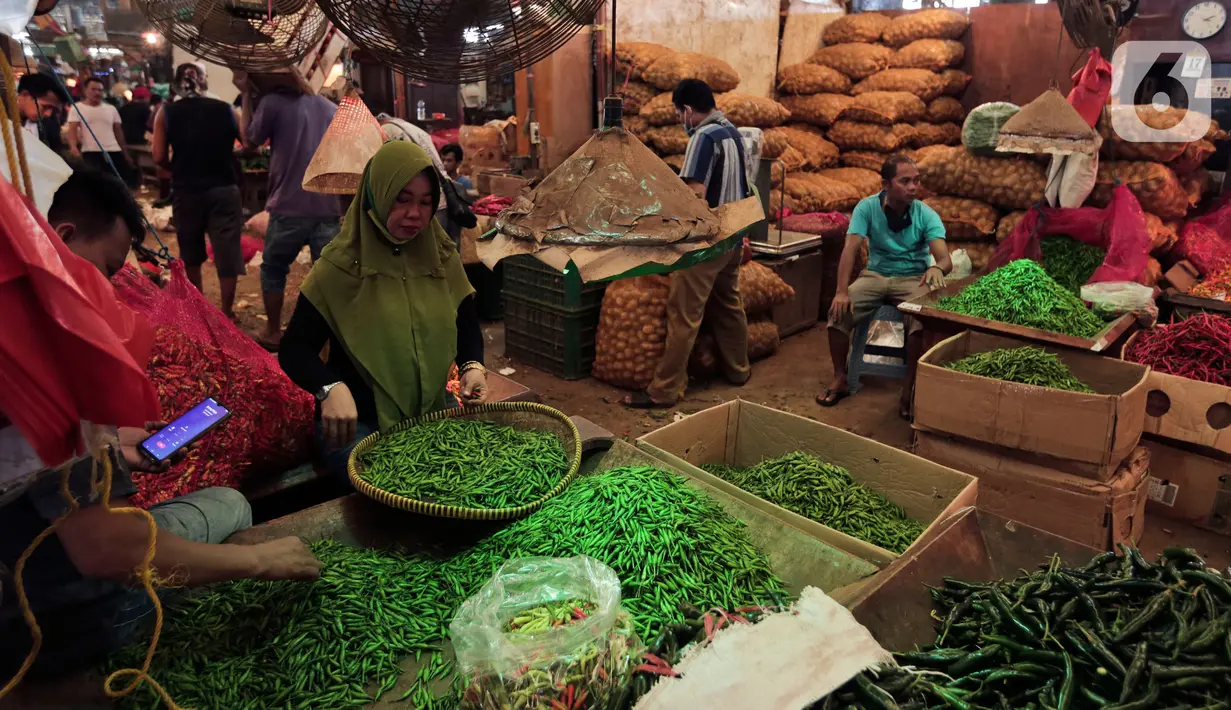 Suasana aktivitas jual beli di Pasar Induk Kramat Jati, Jakarta Timur, Minggu (12/4/2020). Kegiatan di pasar tersebut berjalan normal selama pandemi COVID-19, namun penjual dan pekerja masih terlihat belum mengenakan masker. (Liputan6.com/Johan Tallo)