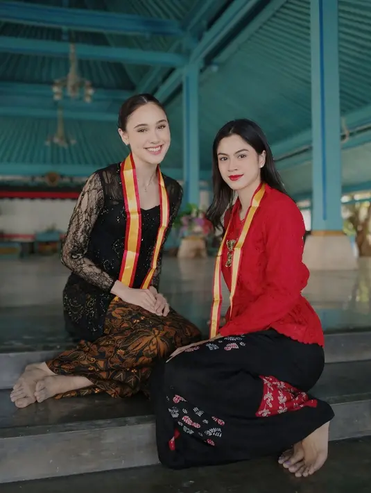 Ternyata Hana didampingi Yasmin Napper pada kesempatan berkunjung sambil belajar sejarah di Keraton Solo ini. Mereka tampil ‘ayu’ saat berkebaya. (Lipuatn6.com/IG/@hanahaho)