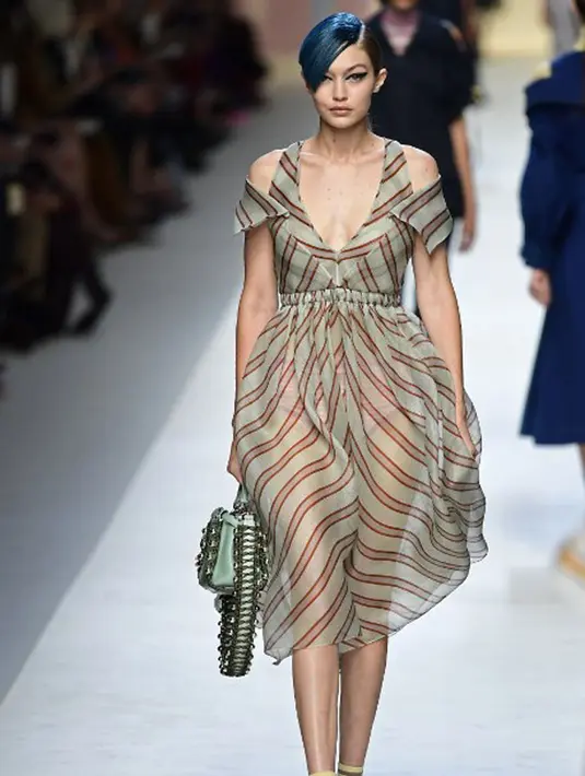 “Kamu kira apakah mereka sopan dengan tidak berjalan-jalan memakai hijab @perlinatasan jalan yang terkena serangan. Namun mereka tidak. Aku juga yakin mereka suka ini,” lanjutnya. (AFP/Miguel Medina)