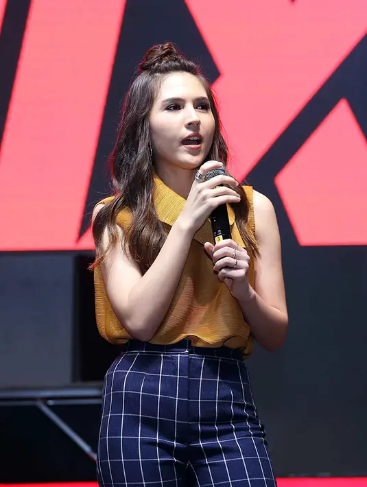 Mengingat biaya yang tidak sedikit, sejak lama ia mempersiapkan menabung untuk biaya liburan natal seperti di film-film. (Nurwahyunan/Bintang.com)