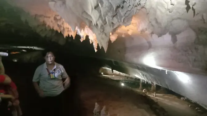 <p>Pemandangan di dalam gua Rusa di Kawasan Taman Negara Gunung Mulu National Park, Sarawak, Malaysia. (Liputan6.com/Muhammad Ali).</p>